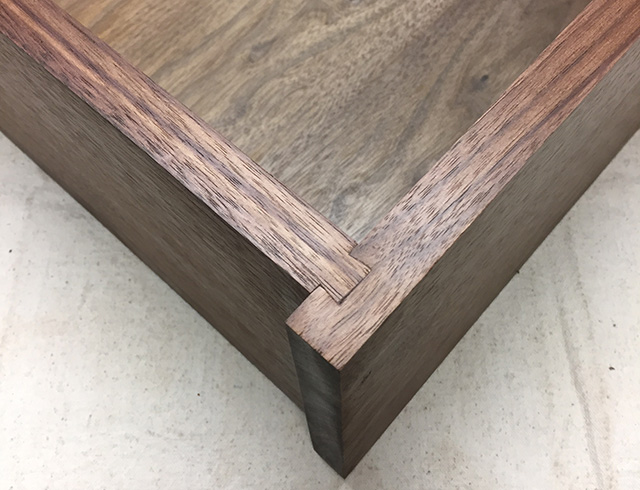 Sliding dovetail joint in drawer box